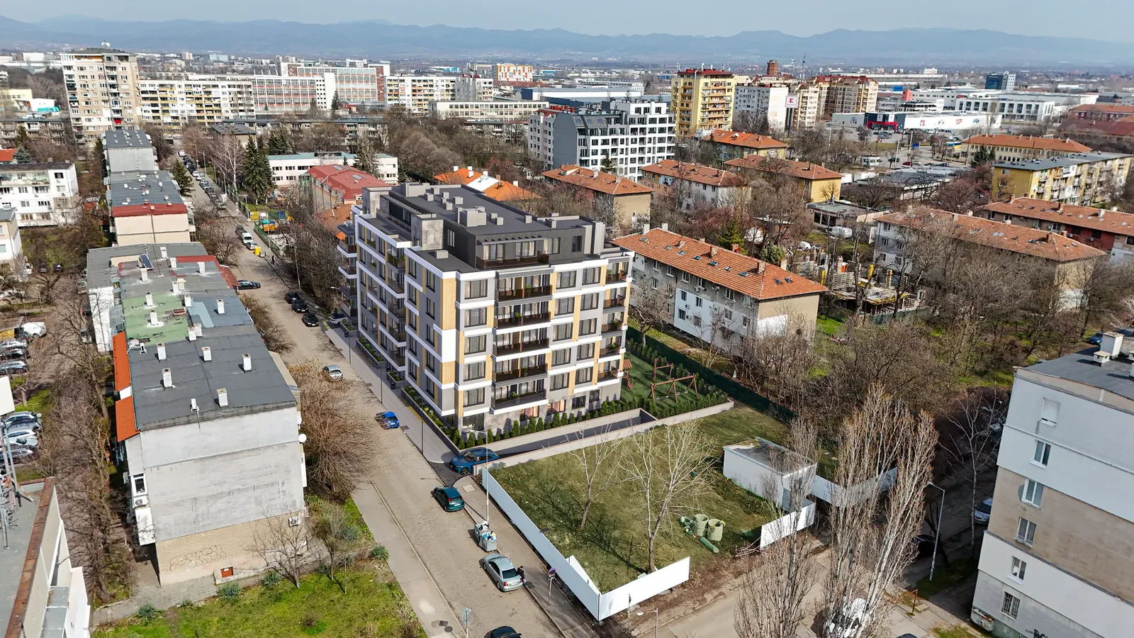 The building between Nadezhda 2 and Tolstoy